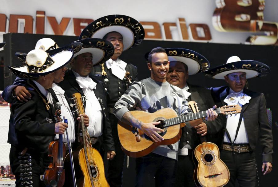 Per Lewis anche una serenata in pieno stile messicano. Reuters